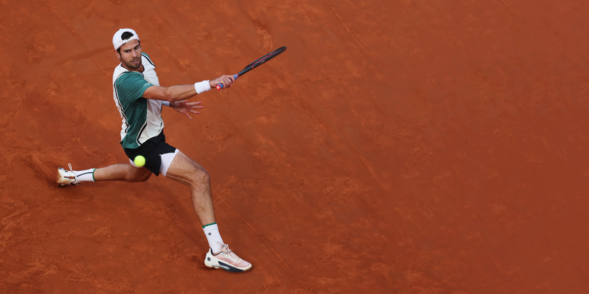 karen khachanov playing tennis on clay court