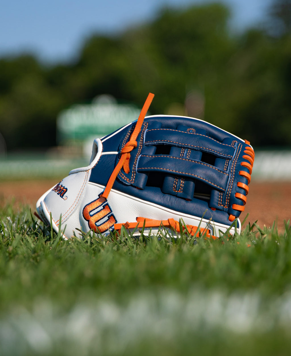 26-0946_Wilson_Youth_Glove_Campaign_A500_PDP_1_WBG08401RT.jpg