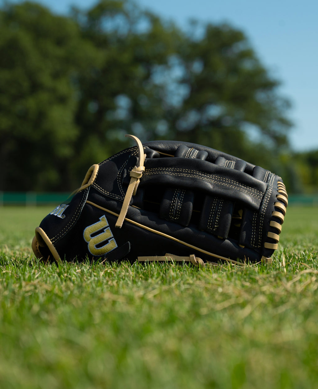 26-0946_Wilson_Youth_Glove_Campaign_A500_PDP_1_WBG08801RT.jpg