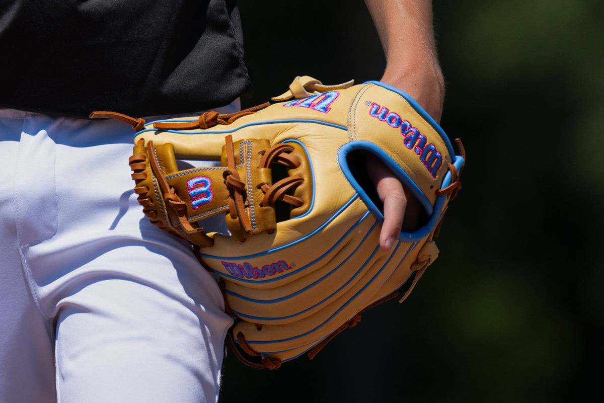 26-0946_Wilson_Youth_Glove_Campaign_CROPPED_LIFESTYLE_7_WBG02501RT.jpg
