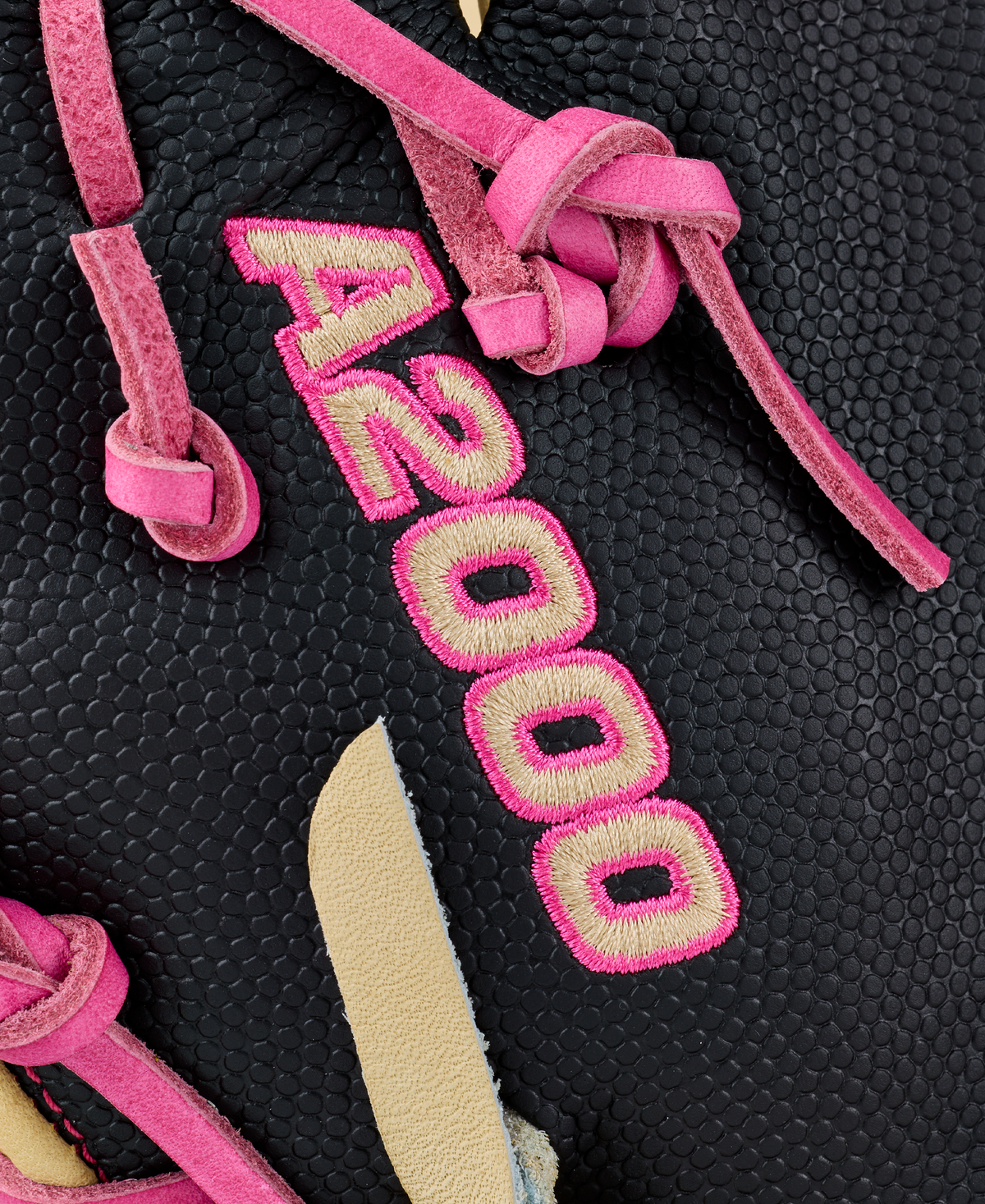 WBG06302LT_5_A2000_1673SS_ANNUAL_27_BLONDE_BLACK_FLAMINGO