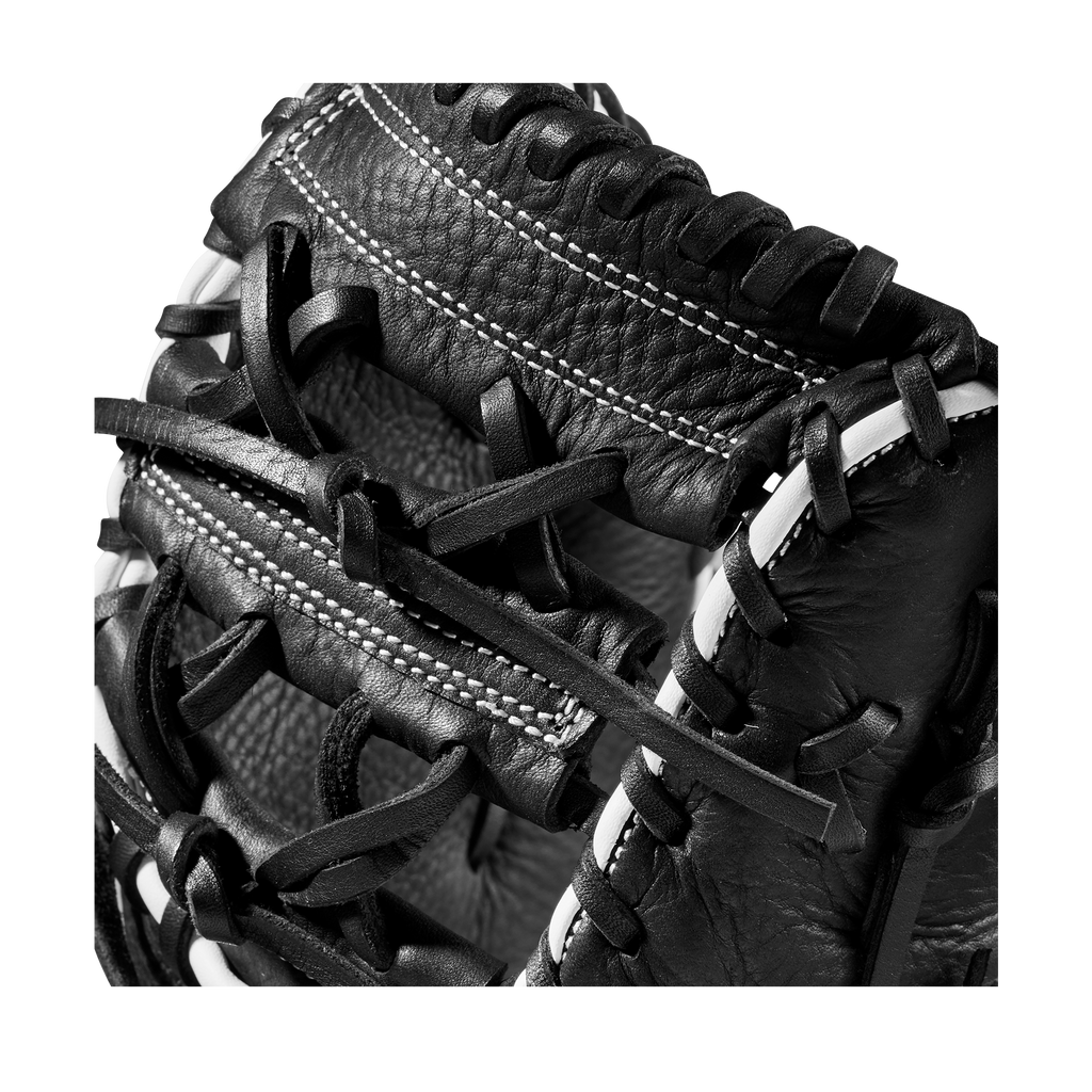 WBW100910_4_WILSON_A1_1B_TRAINER_11_Boys_Black_White_Red