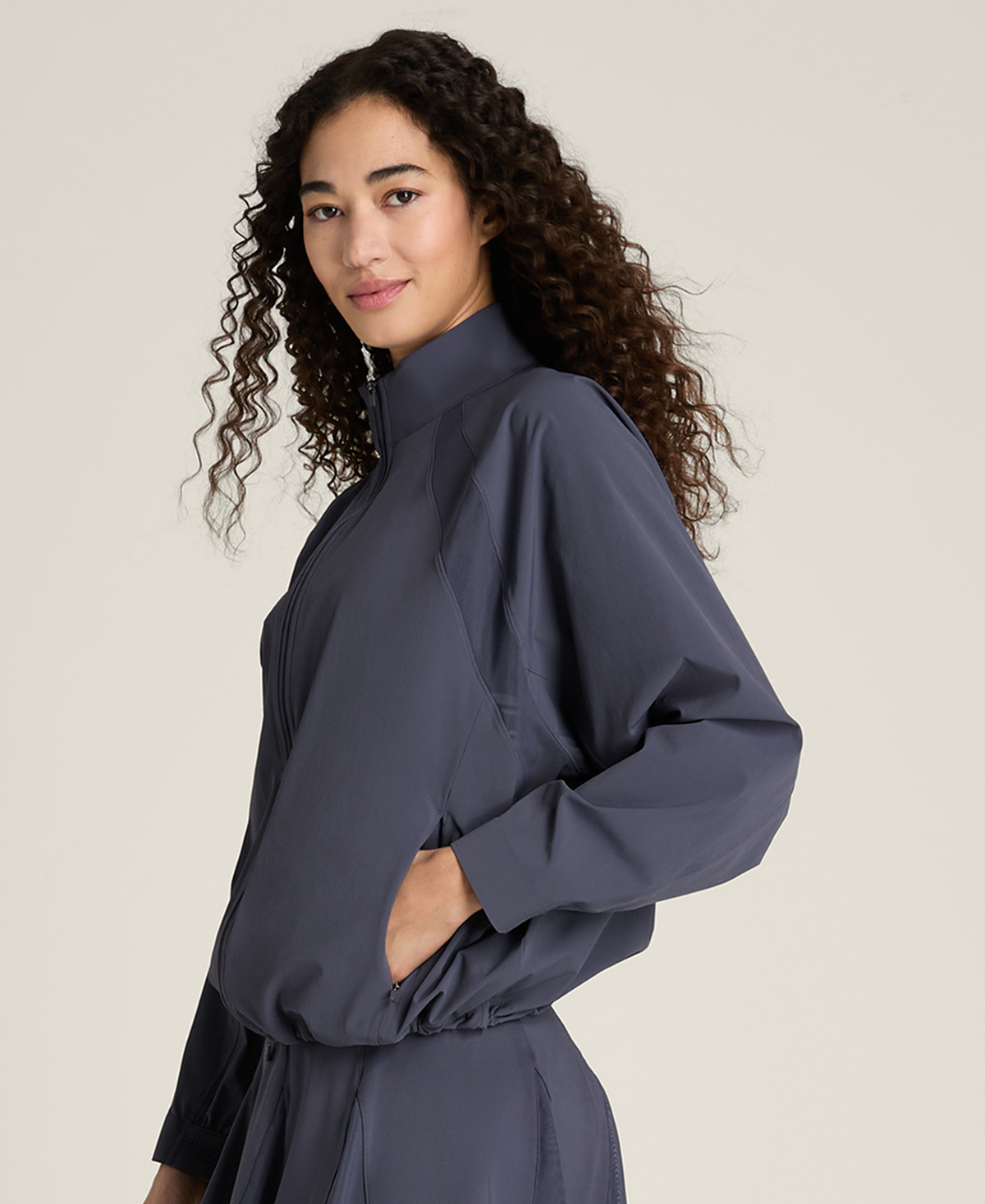WE00062G018001_8_DAILY_TRACK_JACKET_W_GRAYSTONE