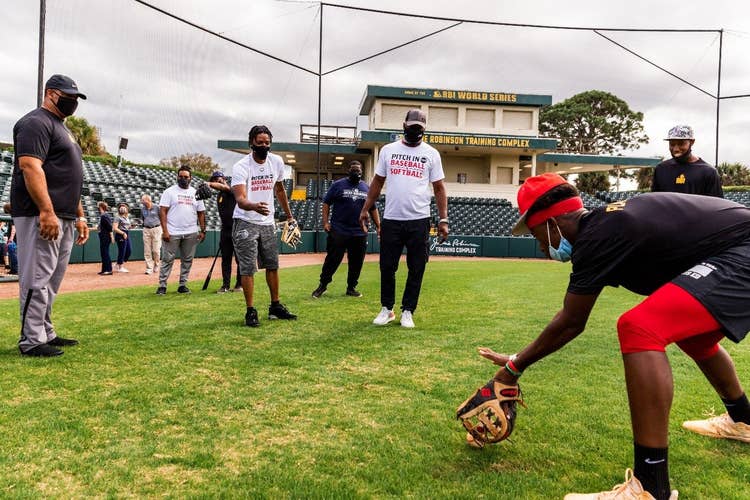 Dee and players at the clinic