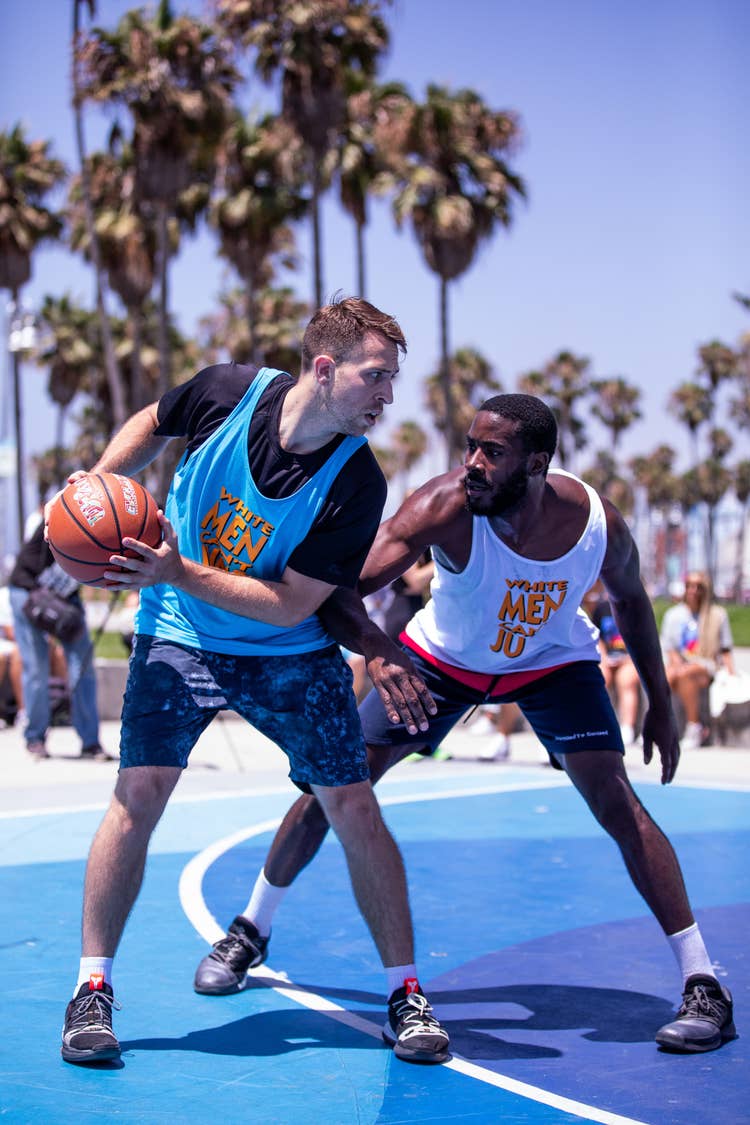 2 basketball players in a 1v1 matchup