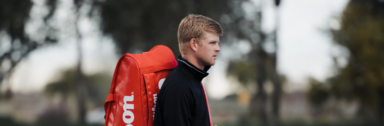 Kyle Edmund walking onto a tennis court