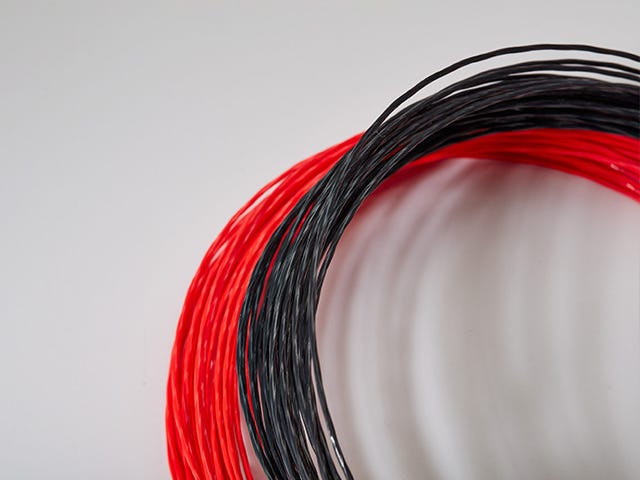 cordages de tennis rouges et noirs